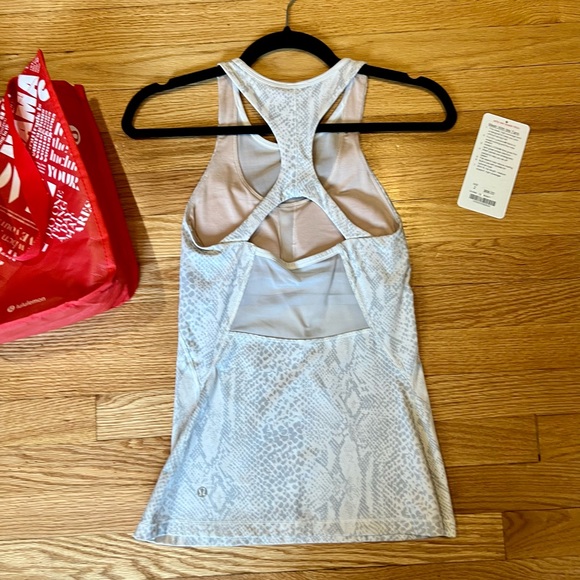 Lululemon Mesh with me Tank - white- size 2- great condition - Picture 6 of 9